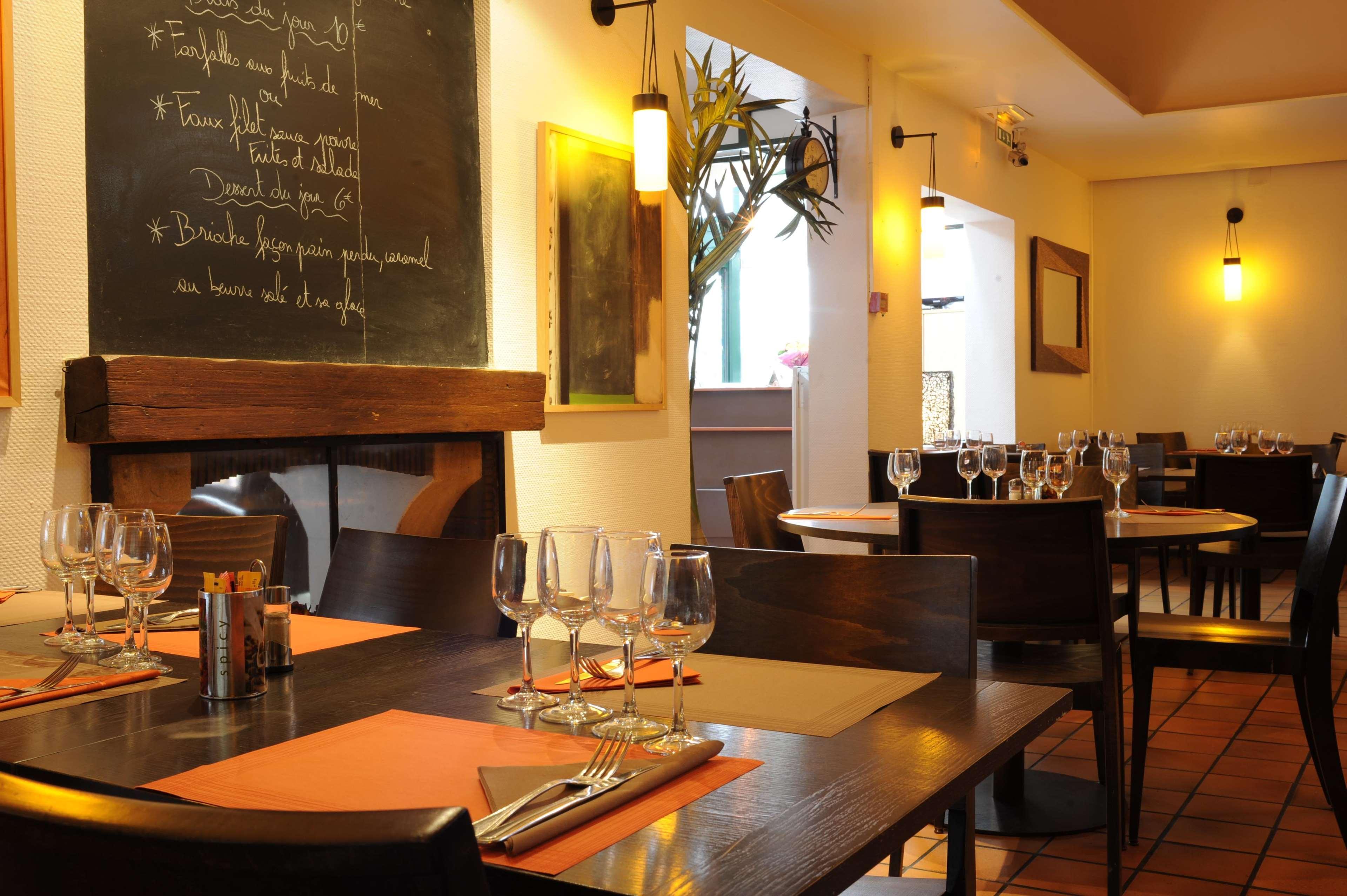 Kyriad Est - Parc Expositions Hotel 3*